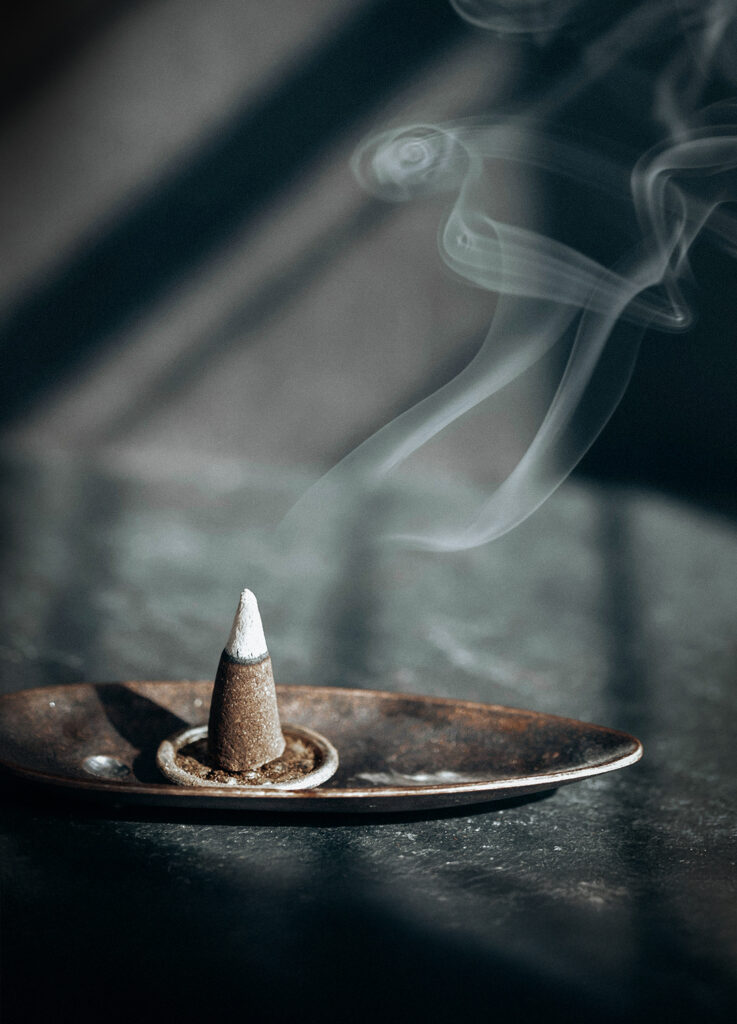 精神安定や日本文化の理解に活用したい。お香の歴史や魅力をご紹介